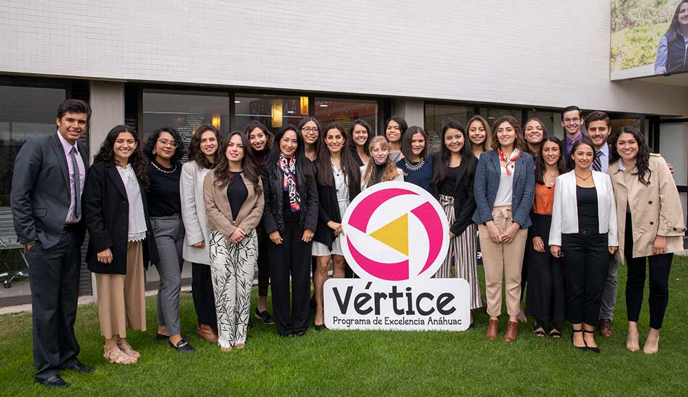 La Mtra. Alma Rosa García Puig demostró a nuestros estudiantes que con trabajo constante una mujer puede posicionarse en un mundo dominado por hombres. CEO de Cielito Café comparte su experiencia con alumnos de VÉRTICE
