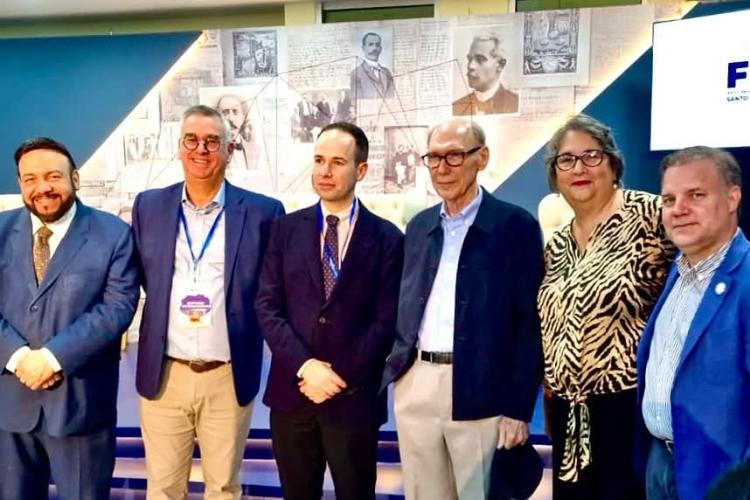 Izquierda a derecha: Dr. Miguel Reyes Sánchez, Director de la Academia Dominicana de la Historia; Dr. Luis Burset Flores, Investigador Universidad Albizu; Dr. Frank Moya Pons, Miembro de Número de la Academia Dominicana de la Historia; Dra. Natalia González Nájera, Miembro Correspondiente Nacional de la Academia Dominicana de la Historia; Dr. Joan Manuel Ferrer, Director de la Feria del Libro de Santo Domingo.