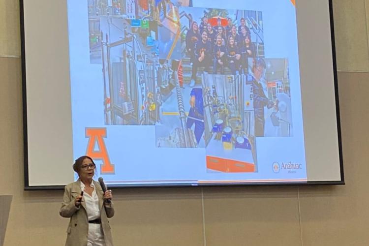 La Mtra. Rosario Rodríguez en el Congreso de Cartagena.