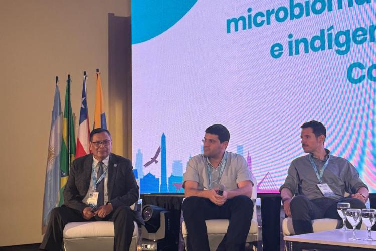 El Dr. Rosalino Vázquez en el panel de Simposio