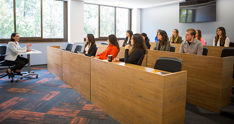Becas MBA - Women Leadership Program