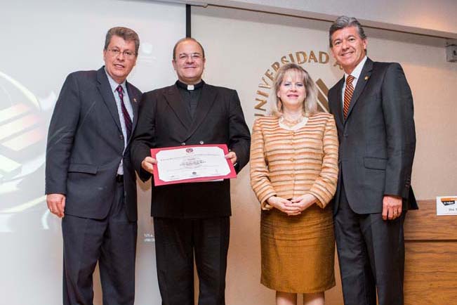 Entrega del diploma de la reacreditación de CNEIP