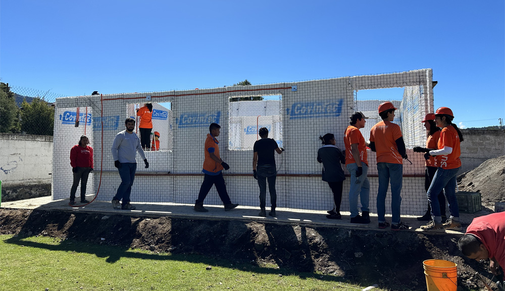 ASUA Construye realiza un aula en primaria de Santiago Tianguistenco