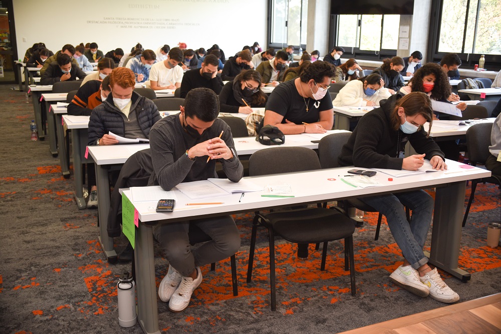 Alumnos de licenciatura presentan la prueba EGEL