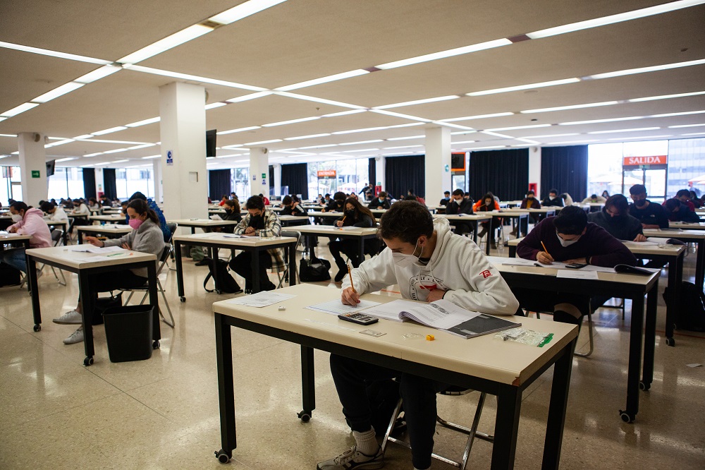 Alumnos de licenciatura presentan la prueba EGEL