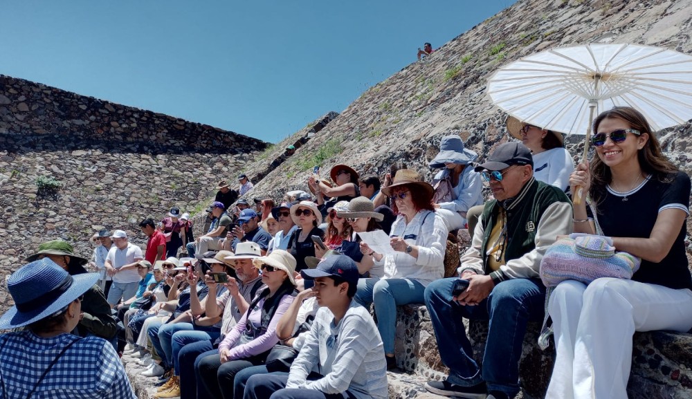 Egresados Anáhuac visitan Teotihuacán