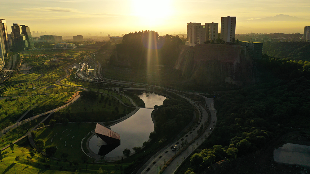 Fabián Tron recibe premio en la Bienal Panamericana de Arquitectura de Quito