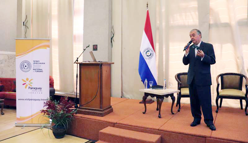 Francisco Madrid Flores imparte conferencia magistral en Paraguay 