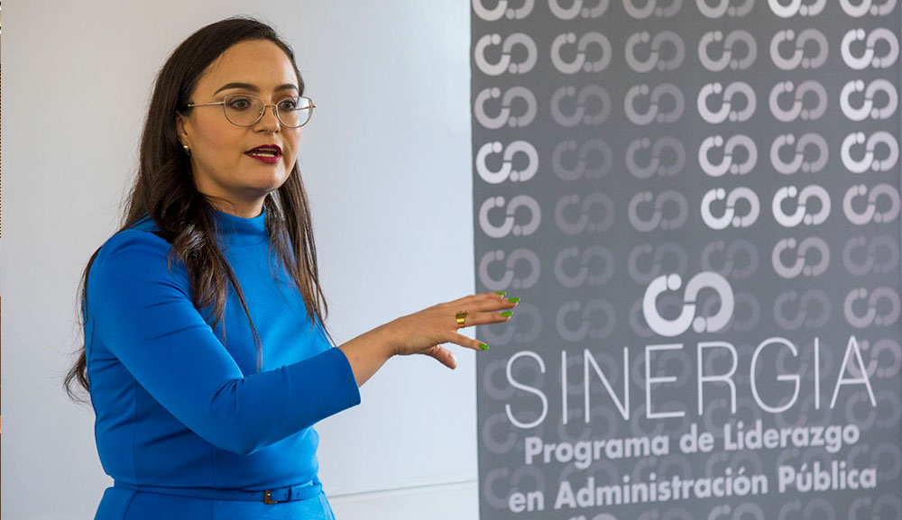 Integrantes de Sinergia y Crea dialogan con coordinadora de Proyectos y Vinculación del Canal del Congreso