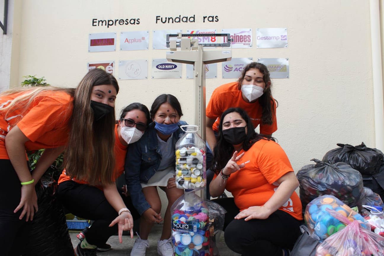 Voluntarios de ASUA visitan la Fundación Banco de Tapitas