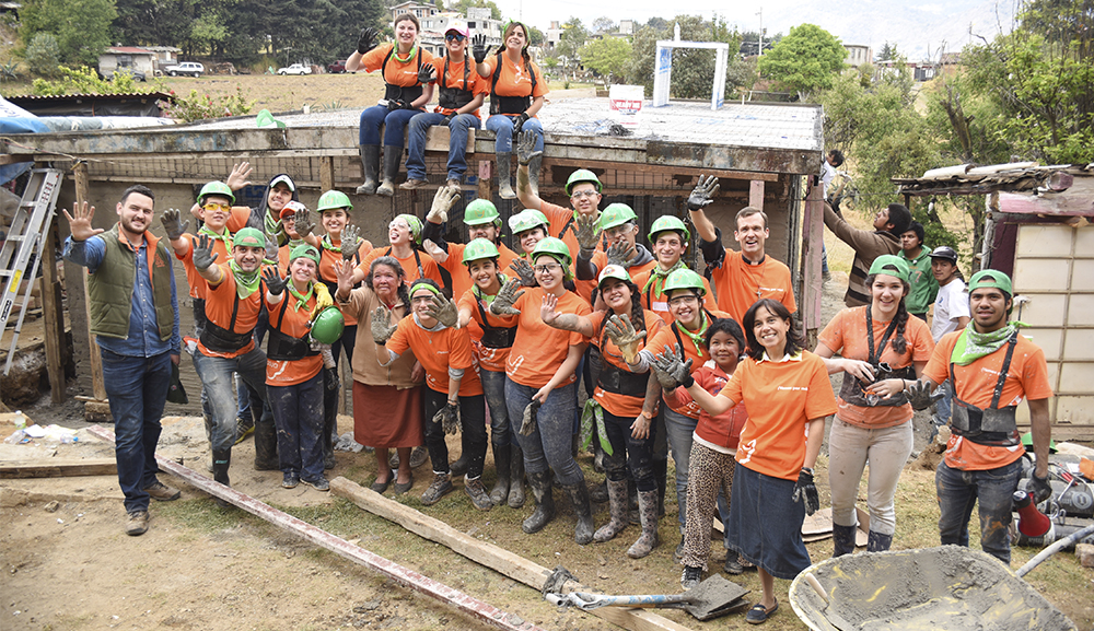 Voluntarios construyen casas para familias de escasos recursos