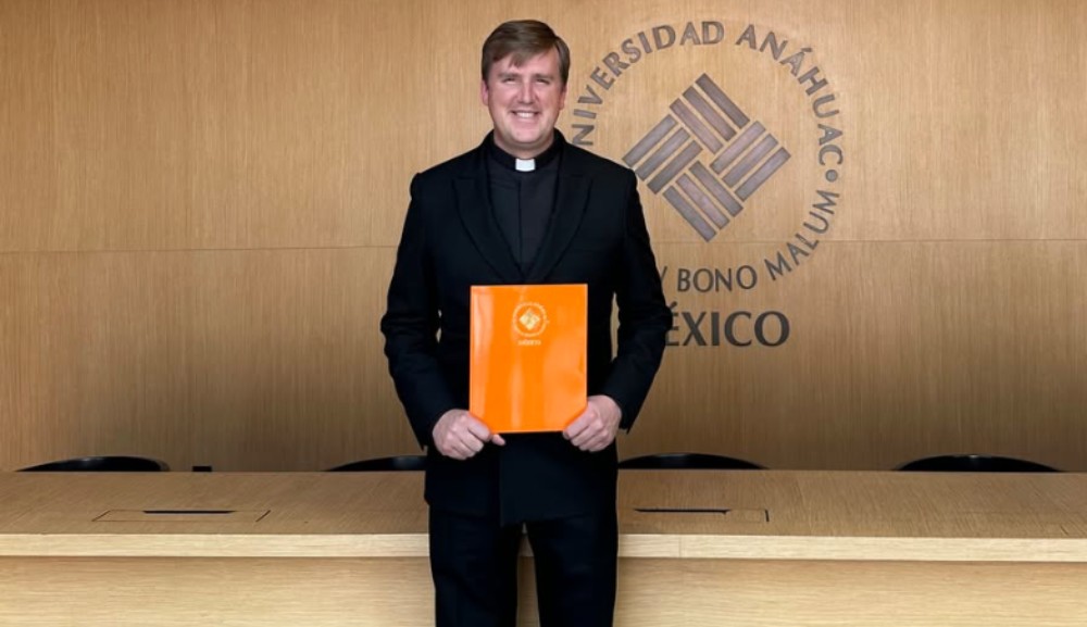 Egresado aprueba examen de Maestría en Educación con mención honorífica
