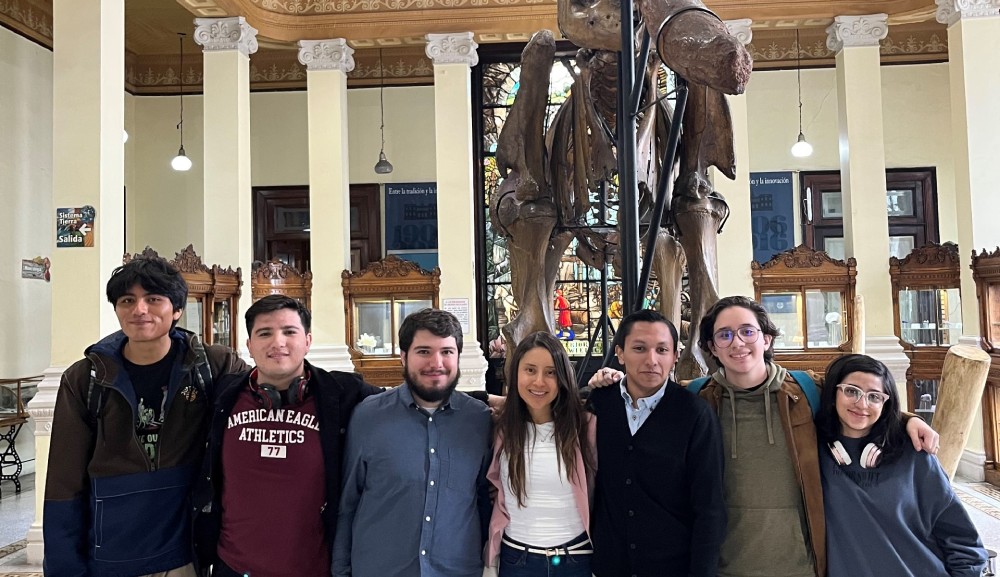 Alumnos de la Licenciatura en Historia visitan el Museo de Geología 