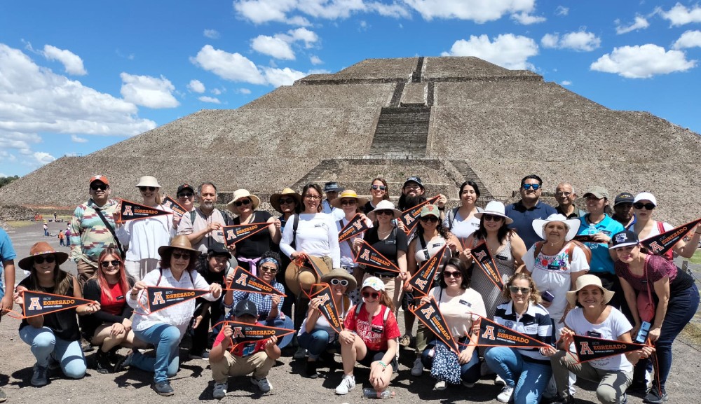 Egresados Anáhuac visitan Teotihuacán, la “Ciudad de los Dioses”