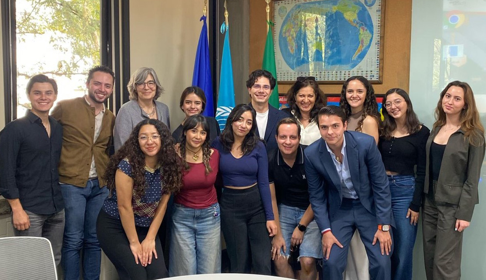 Alumnos de Protección Internacional de los Derechos Humanos asisten a clase impartida por Elisabeth Kehrer