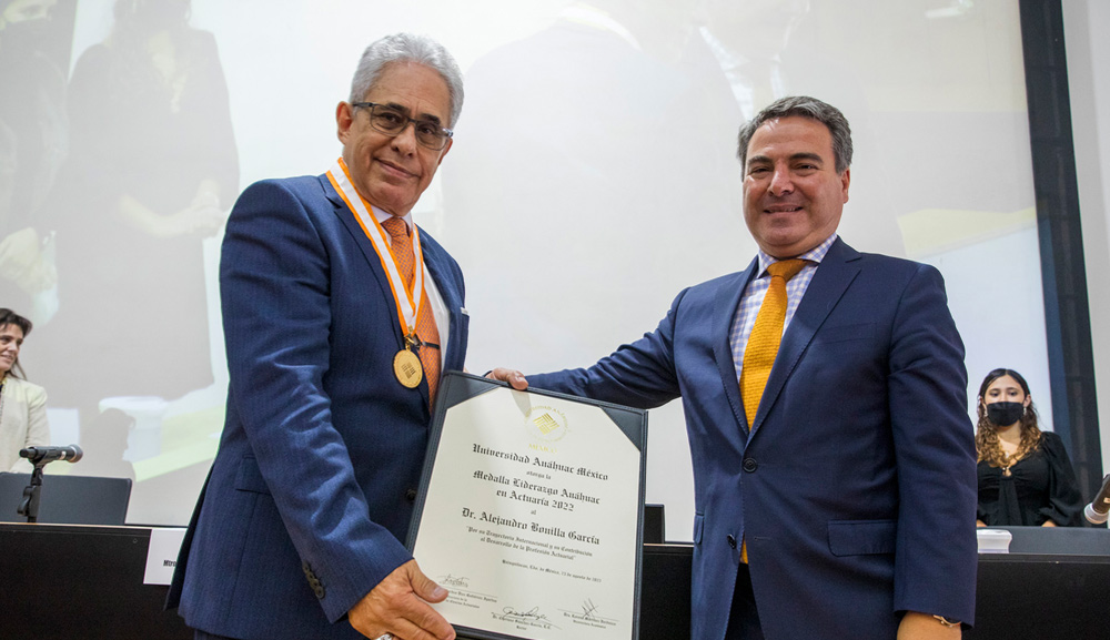 Medalla Liderazgo Anáhuac en Ciencias Actuariales 2022 al doctor Alejandro Bonilla García