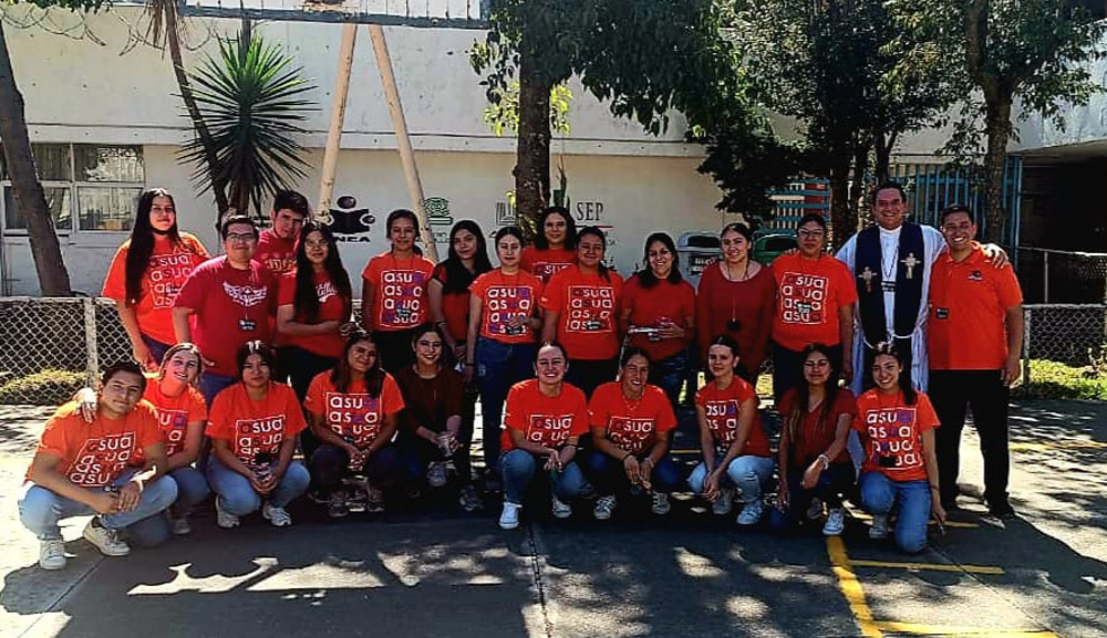 Alumnos del apostolado REACH pintan cancha en el Reclusorio Sur 