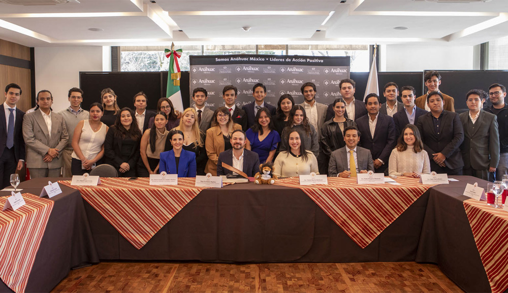Alumnos de Sinergia sostienen ELAP con Íñigo Fernández Baptista