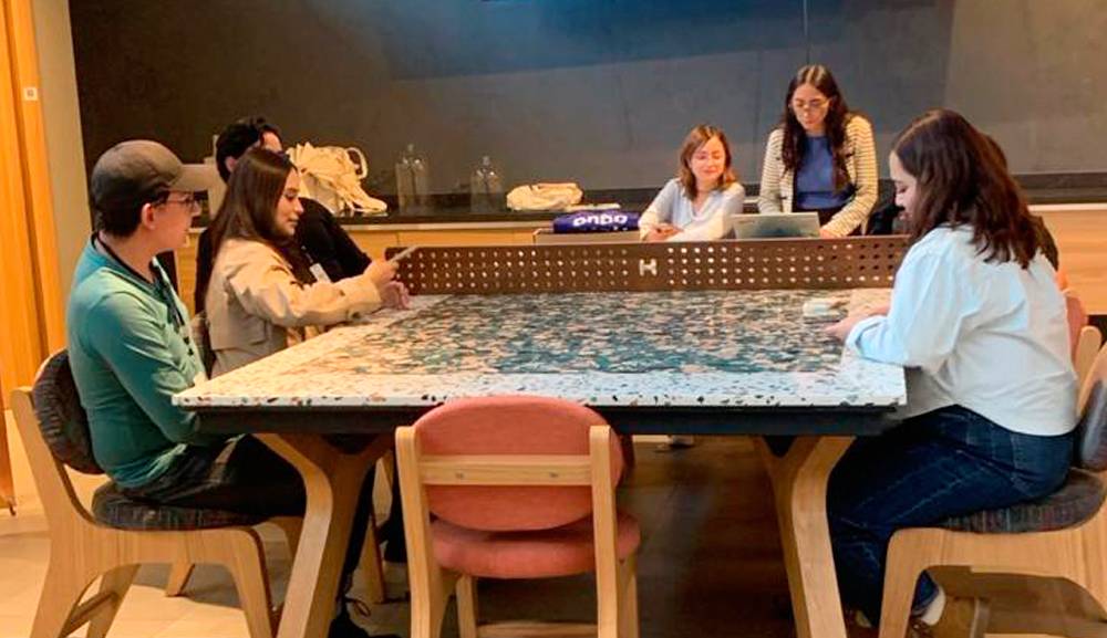 Alumnos de Diseño Industrial visitan la fábrica creativa Helvex Lab