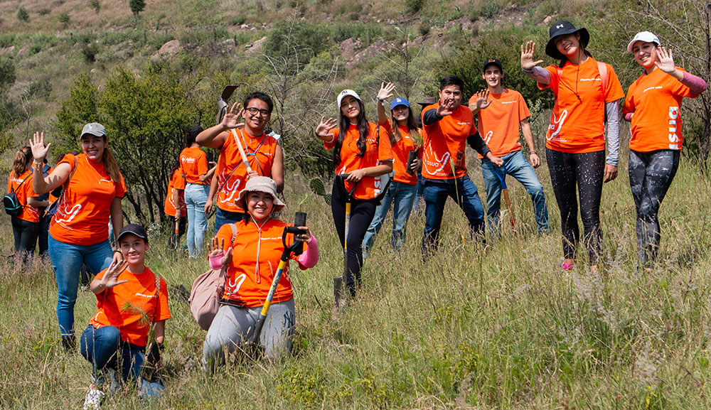 Voluntarios Anáhuac participan en la Reforestación ASUA 2022