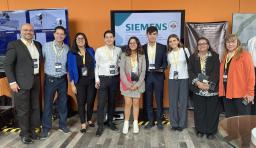 Isis Castillo Guerra y su equipo presentan su modelo de simulación de procesos durante el Siemens Assembly 2025