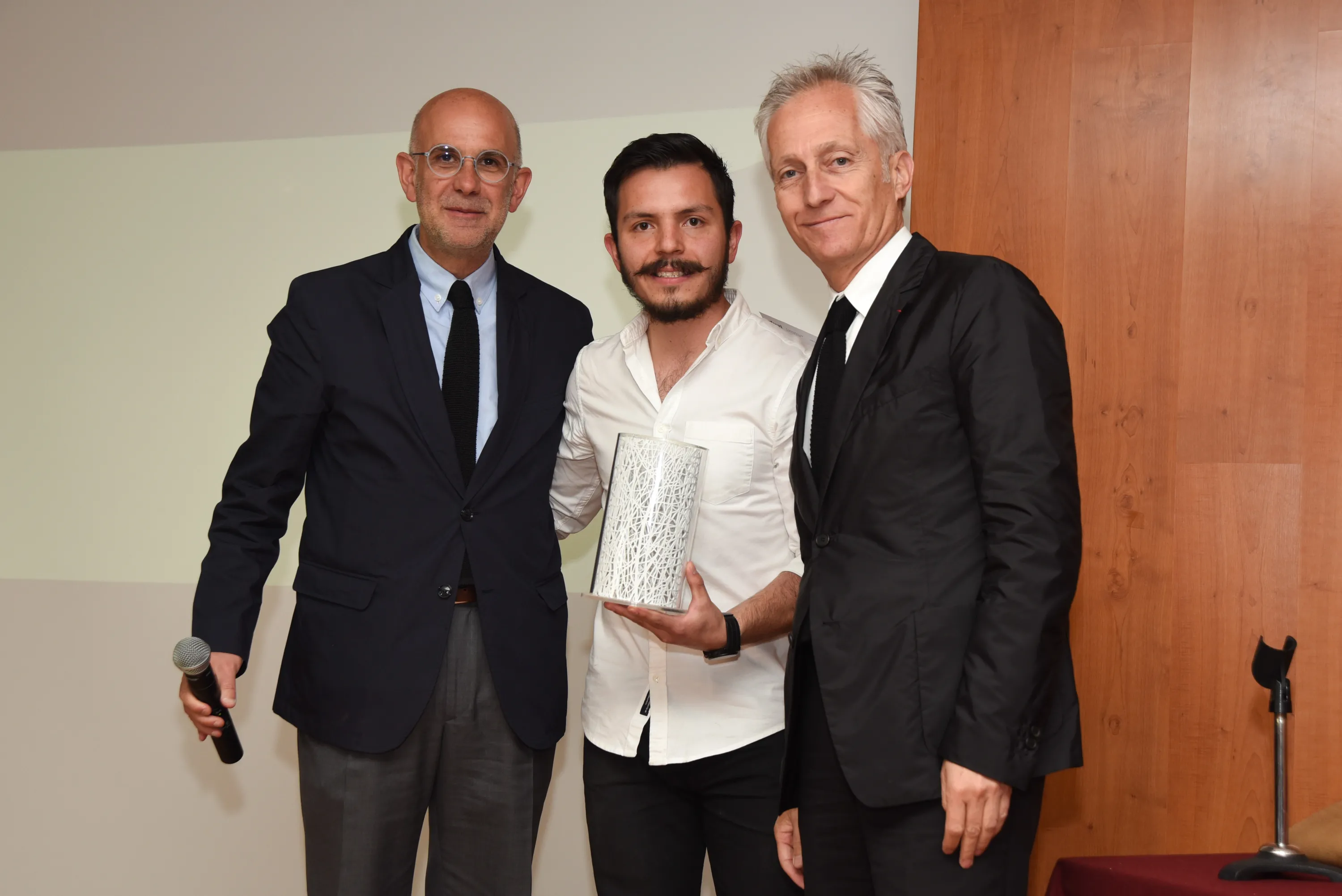 Recibe Andrew Sosa el Premio de Arquitectura Egresados Anáhuac 2016