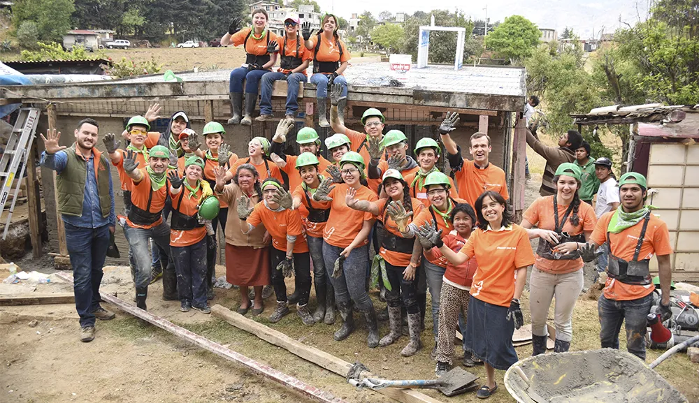 120 alumnos voluntarios  construyen cinco casas para familias de escasos recursos