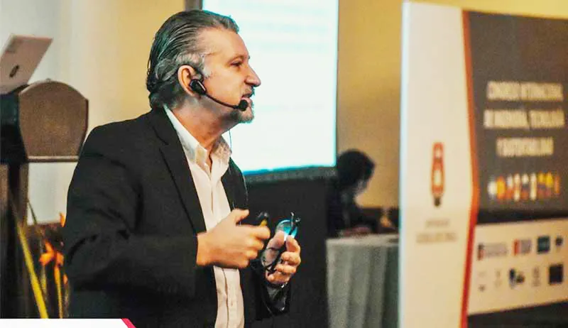 Académicos de Arquitectura participan en congreso internacional en Ecuador