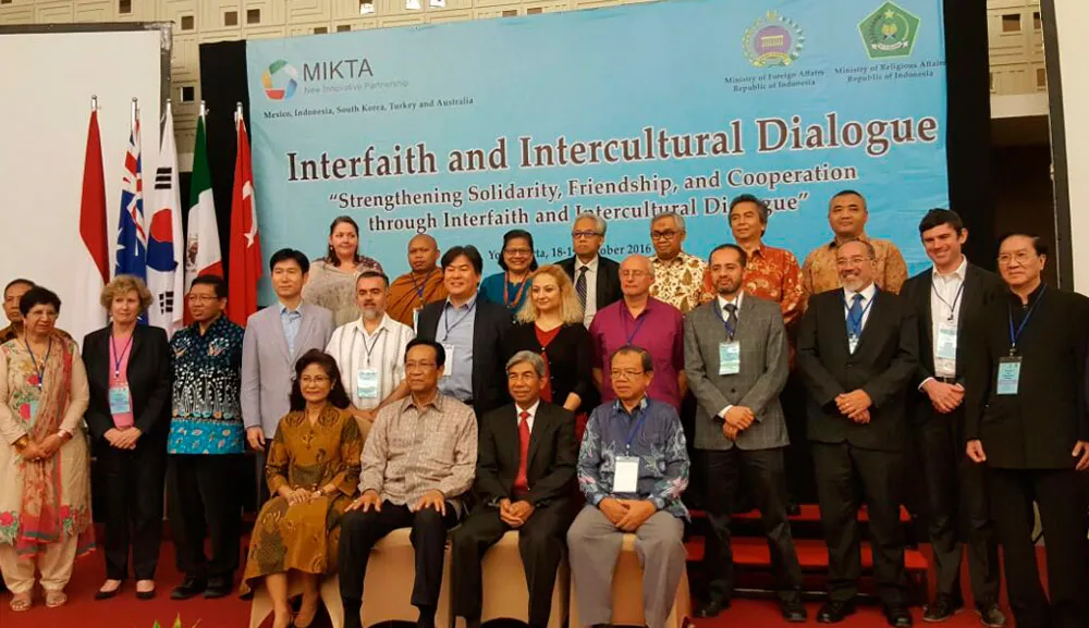 Académicos de Humanidades asisten al Foro Internacional MIKTA en Indonesia