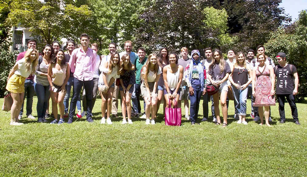 Alumnas de la Facultad de Economía y Negocios asisten a curso de verano en Milán