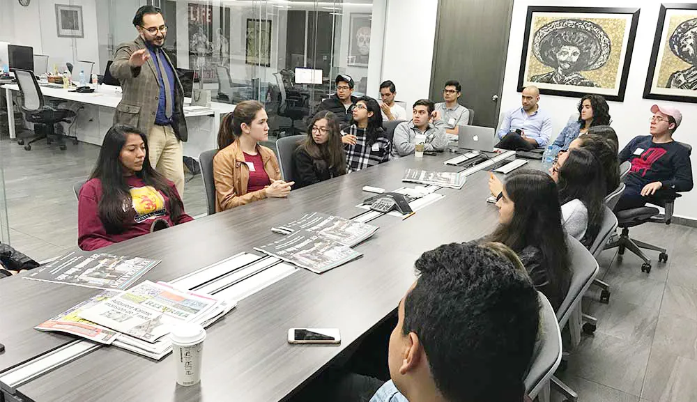 Alumnos de Comunicación visitan instalaciones de El Heraldo de México