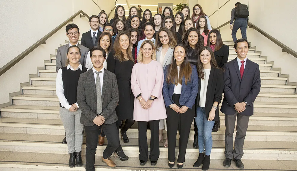 Alumnos de VÉRTICE sostienen ELAP con la directora general de Tiffany & Co. México