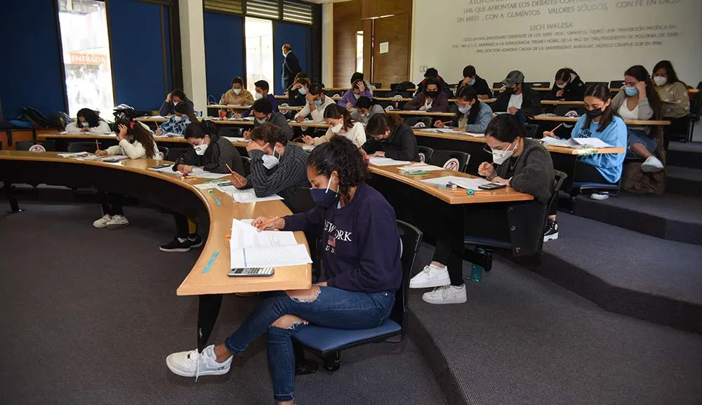 Alumnos de licenciatura presentan la prueba EGEL