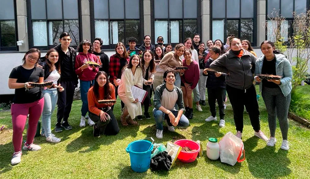 Alumnos del Diplomado en Desarrollo de Habilidades Sociales y Vocacionales participan en actividades del Día de Muertos