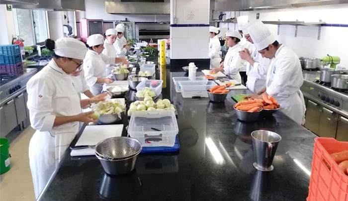 Alumnos y chefs cocinan para los niños y adultos más necesitados