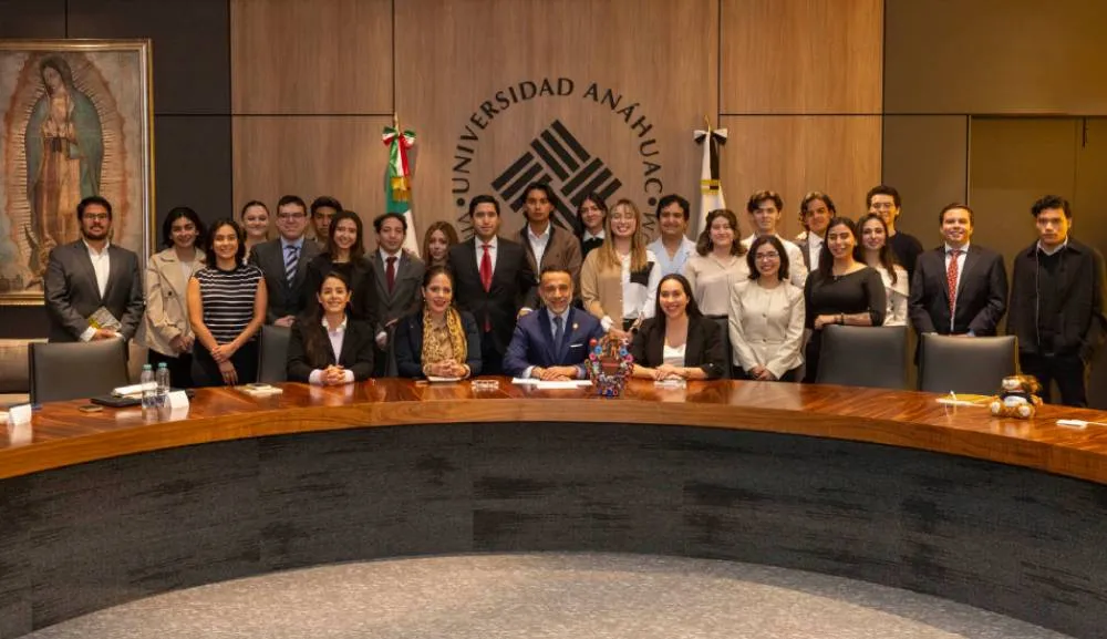 Alumnos Anáhuac dialogan con el presidente municipal de Metepec