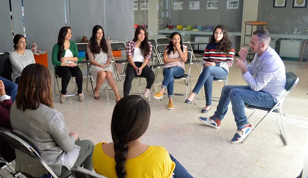 El diseñador Jorge Gaska imparte taller de bolsos en nuestra Universidad