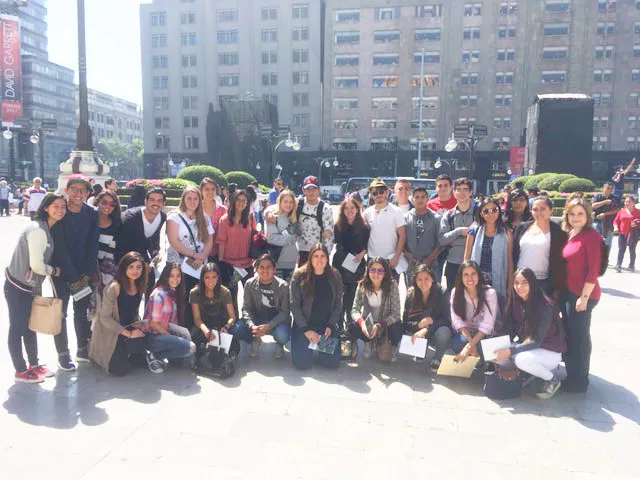 Escuela de Diseño realiza visita guiada al Palacio de Bellas Artes