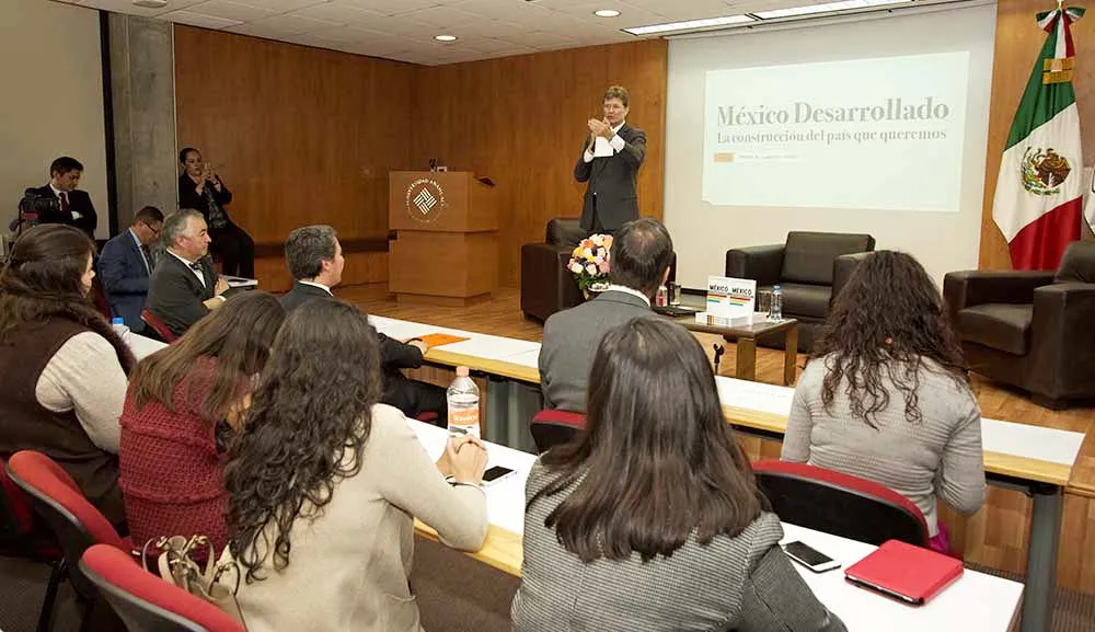 El secretario de Turismo, Lic. Enrique de la Madrid, presenta su nuevo libro en la Anáhuac 