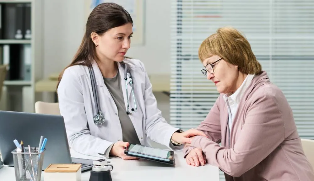 Egresada de Bioética imparte ponencia sobre comunicación médico-paciente