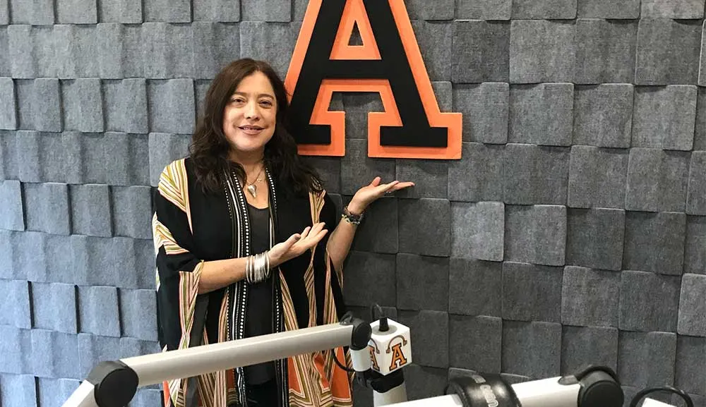 Directora de Algarabía habla del lenguaje en la cabina de Radio Anáhuac