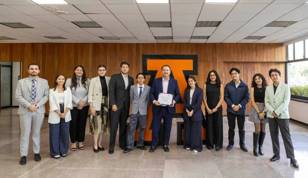 Alumnos de Genera sostienen ELAP con director general de Manpower Group