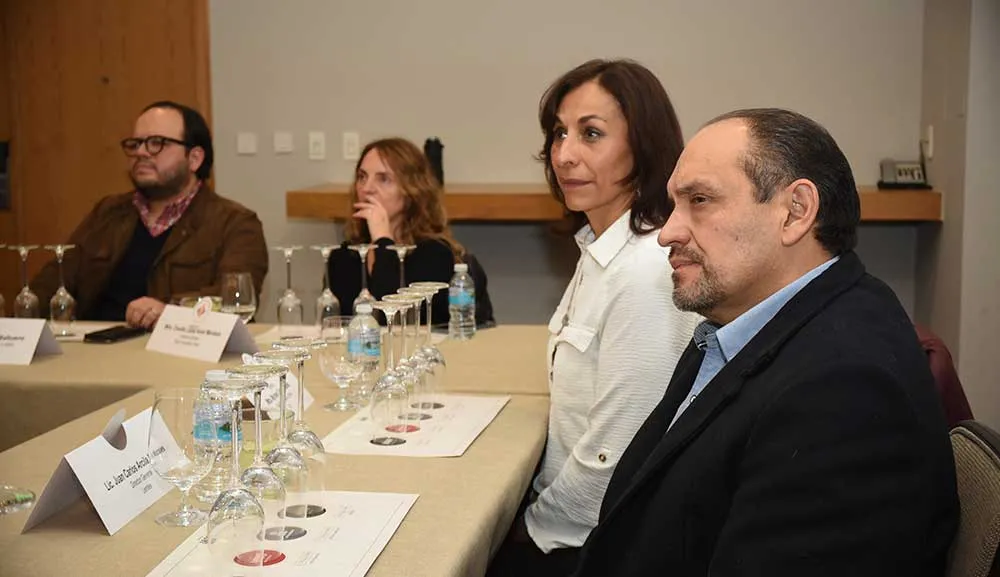 Egresados Anáhuac disfrutan de cata de tequila