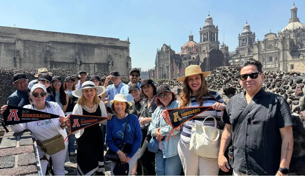 Egresados Anáhuac visitan el Templo Mayor y el Hotel Catedral