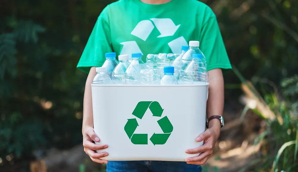 El plástico reciclado: eficiente como material de construcción Sumario: Diego Fuentes González, alumno de Ingeniería Biomédica, comparte un análisis sobre dos propuestas para utilizar este material en la edificación. La revista +Ciencia de la Facultad