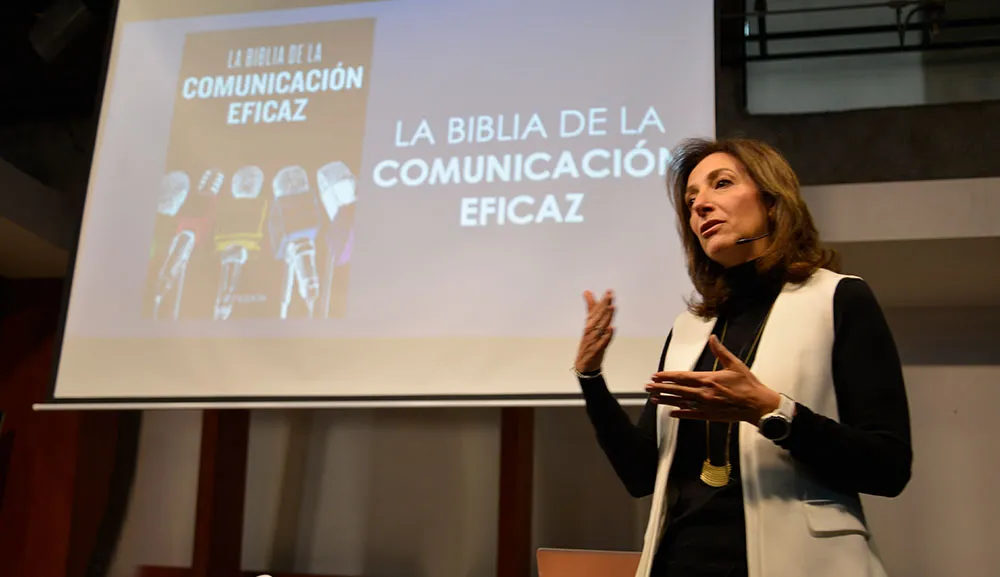 La escritora Ana Paula Ugalde habla sobre comunicación eficaz en la Anáhuac