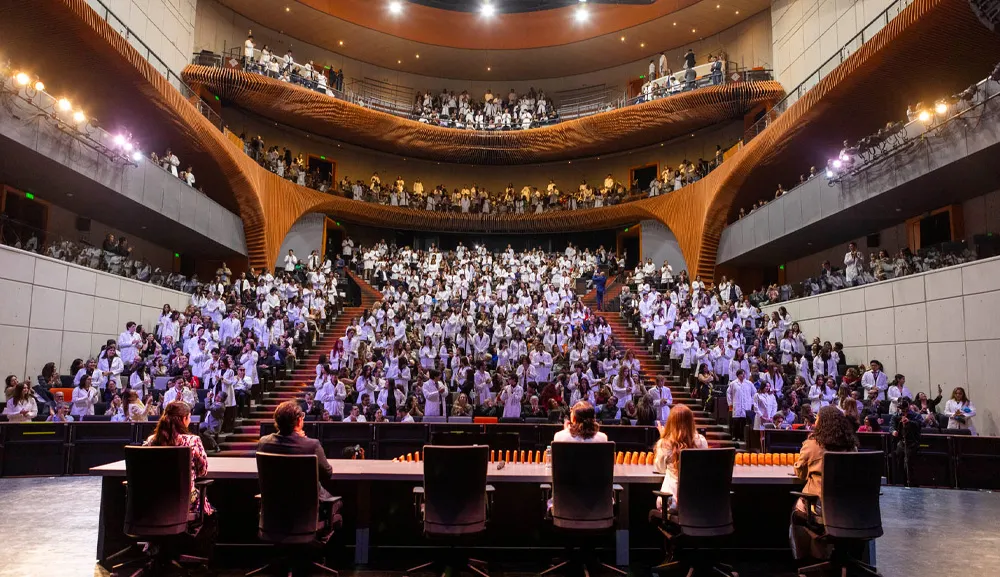La Anáhuac da la bienvenida a 360 futuros médicos con su primera bata blanca