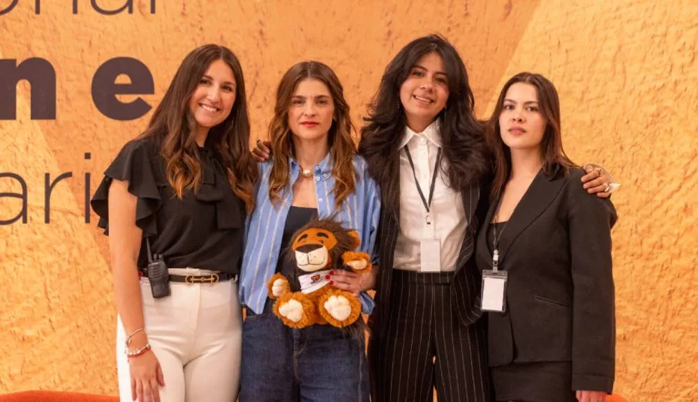 Irene Azuela inspira a alumnos de la Anáhuac en FICU Lanterna