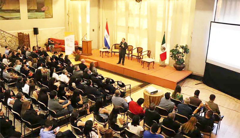 El Dr. Francisco Madrid Flores imparte conferencia magistral en Paraguay