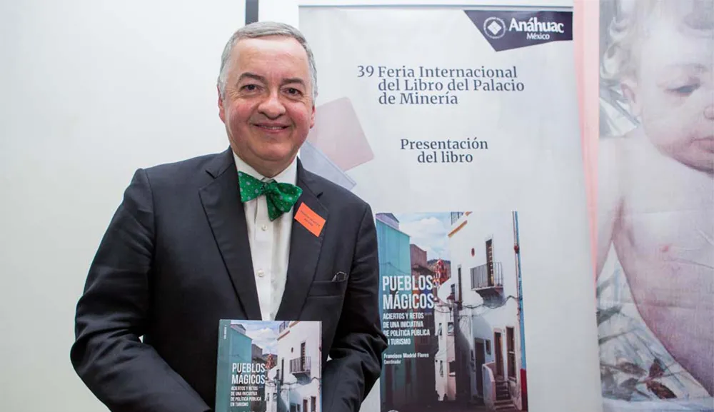 El Dr. Francisco Madrid Flores lleva el libro Pueblos Mágicos a la FIL Minería